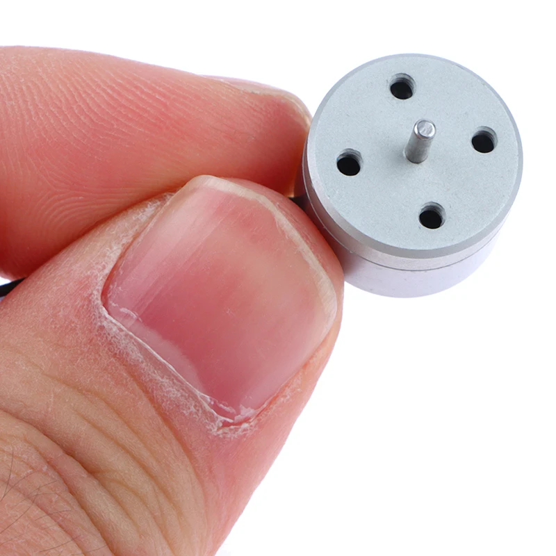 Gros plan sur l'hélice adaptée au micro moteur sans balais 1104 4300KV, parfait pour avion RC léger