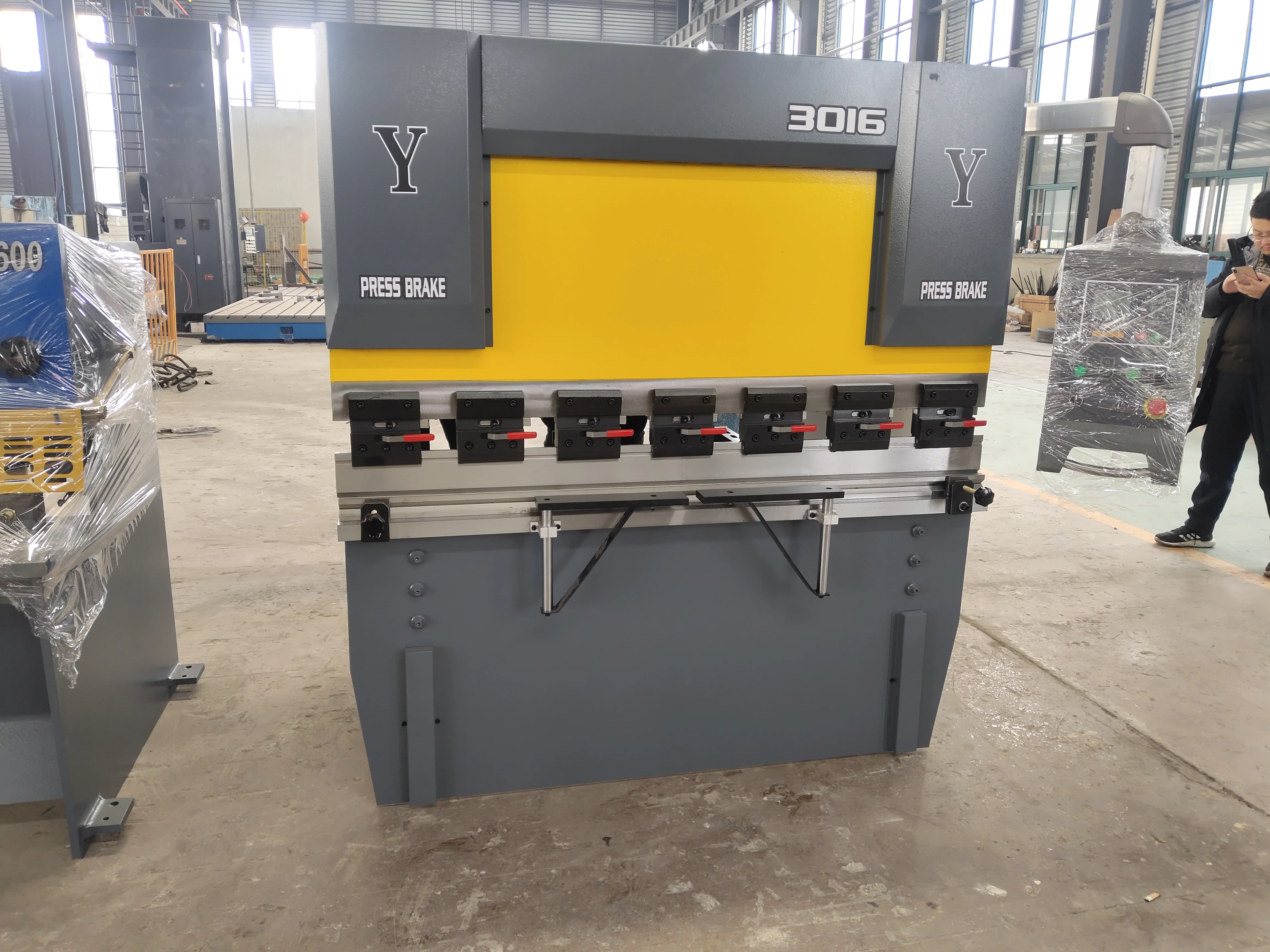 Small Hydraulic Press Brake Stainless Steel Plate Bending Machine Wc67k