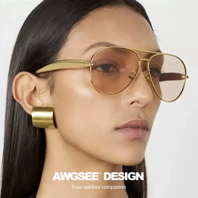 Vintage-Inspired Oversized Aviator Sunglasses with Gold Streamline Arms