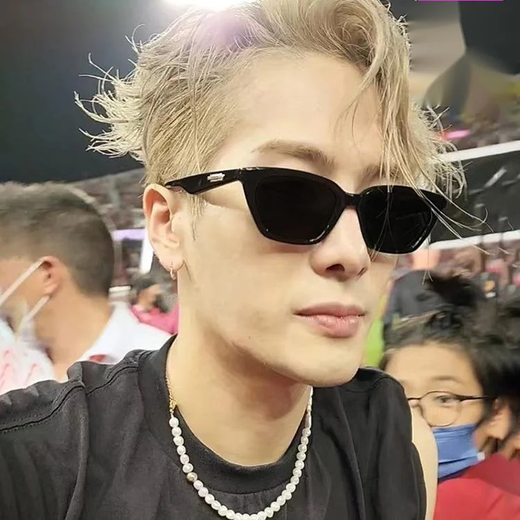 2024 Nuovi occhiali da sole Wang Jia'er Same Style Bar Bounce Cat Eyes Protezione solare e protezione UV Occhiali da sole avanzati_voghion.com