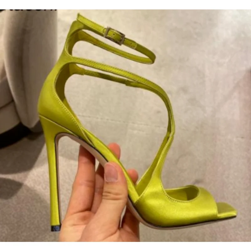 

Лето 2023, европейские и американские сандалии на квадратном каблуке с открытым носком и атласным искусственным каблуком, модные сандалии с закрытым носком на высоком каблуке