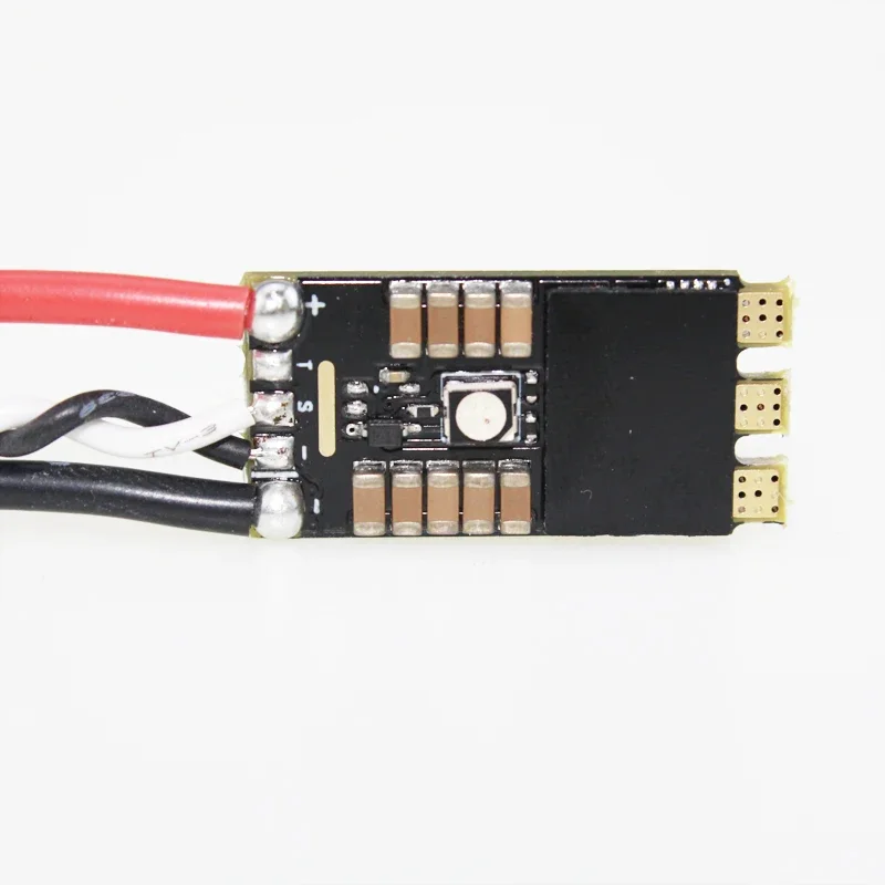 Contrôleur sans balais HAKRC 35A ESC 32 bits installé sur un bras de drone, avec fils moteur branchés.