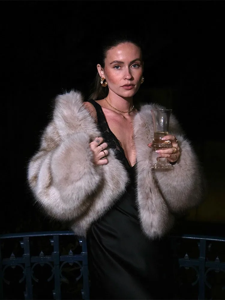 Рисунок 5 - Однотонное меховое плюшевое пальто