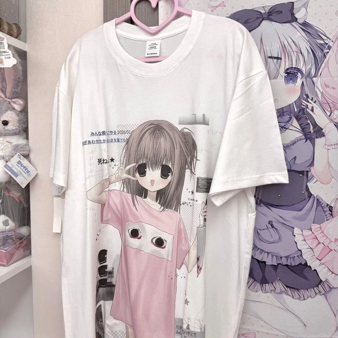 Dunkles Kawaii Harajuku T-Shirt Niedliches Großaugen-Anime-Mädchen Messer-Horror-Detail Japanischer Text Ins Trendiges Unisex Baumwoll-Oversize-T-Shirt
