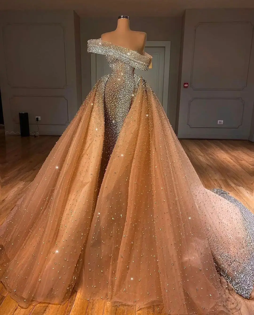 Блестящие вечерние платья без рукавов