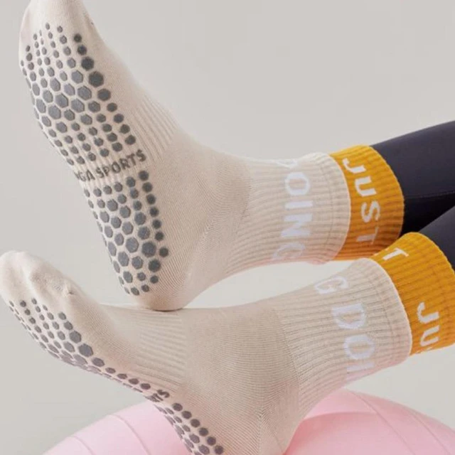 Calcetines de Yoga para mujer, medias de algodón y silicona,  antideslizantes, toalla de agarre para Pilates - AliExpress