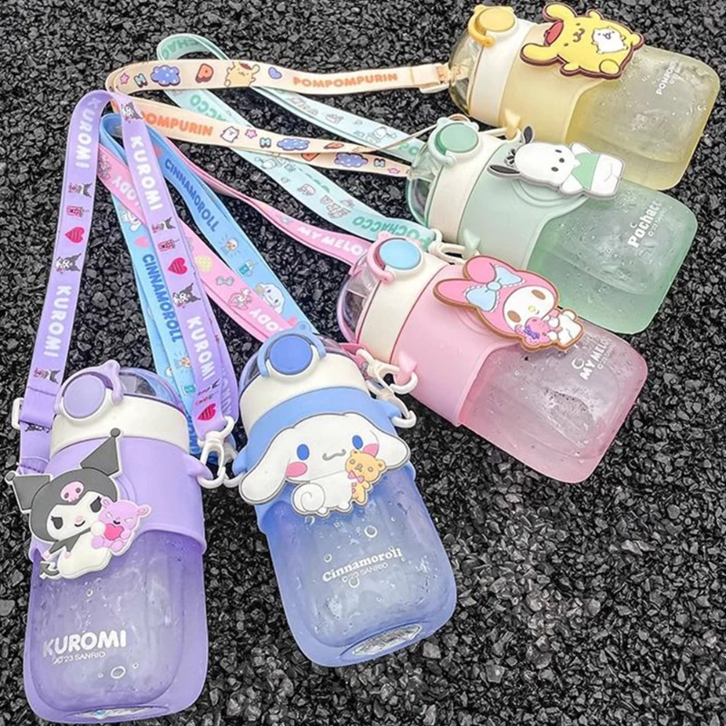 

Мультяшная Милая соломенная чашка Sanrio в коричном цвете, красивая портативная вместительная пластиковая чашка для воды Kuromi для студентов, детские подарки