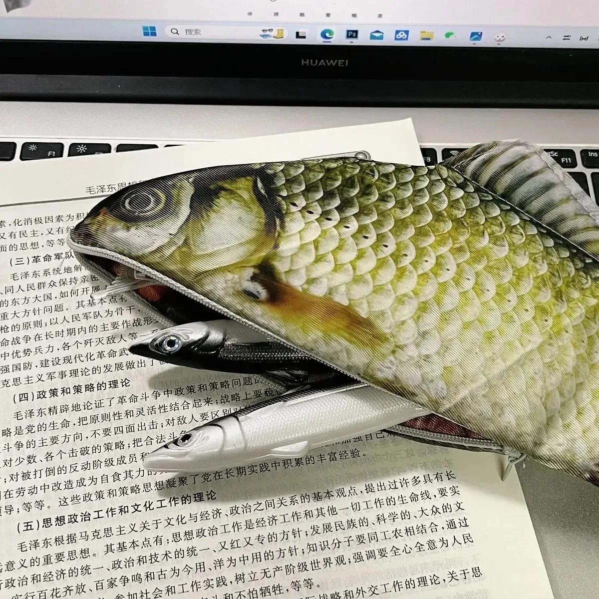 시뮬레이션 된 크루시안 연필 가방 개성 창의적인 소금 물고기 모양의 펜 연필 케이스 학생을위한 재미있는 핸드백 십대 소녀