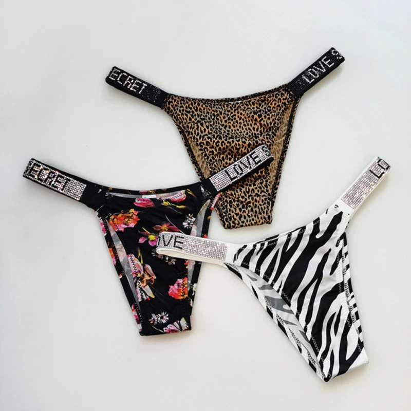 Әйел жасырын камерада әжетханада мастурбация жасайды. Үзіліссіз кисканың фотосы