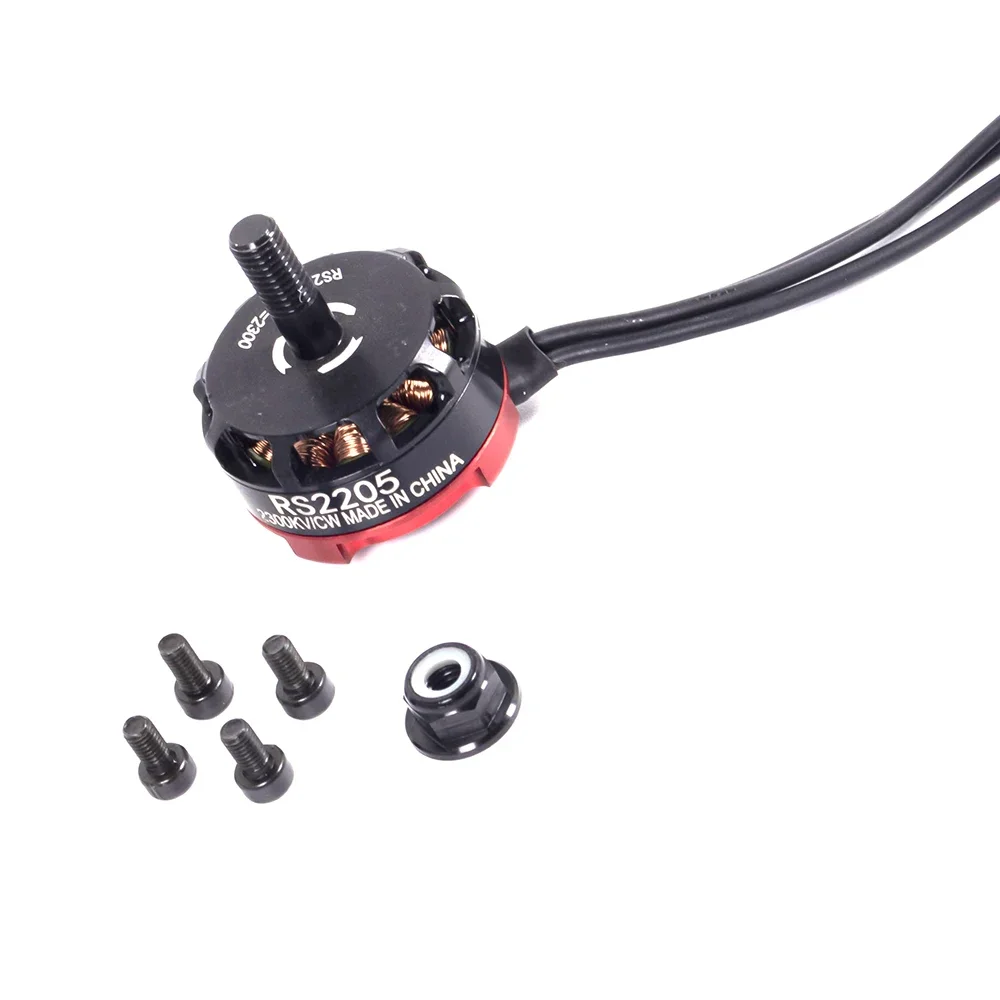 Lot de deux moteurs brushless RS2205 2300KV, l'un en sens horaire et l'autre en sens antihoraire, prêts pour montage.