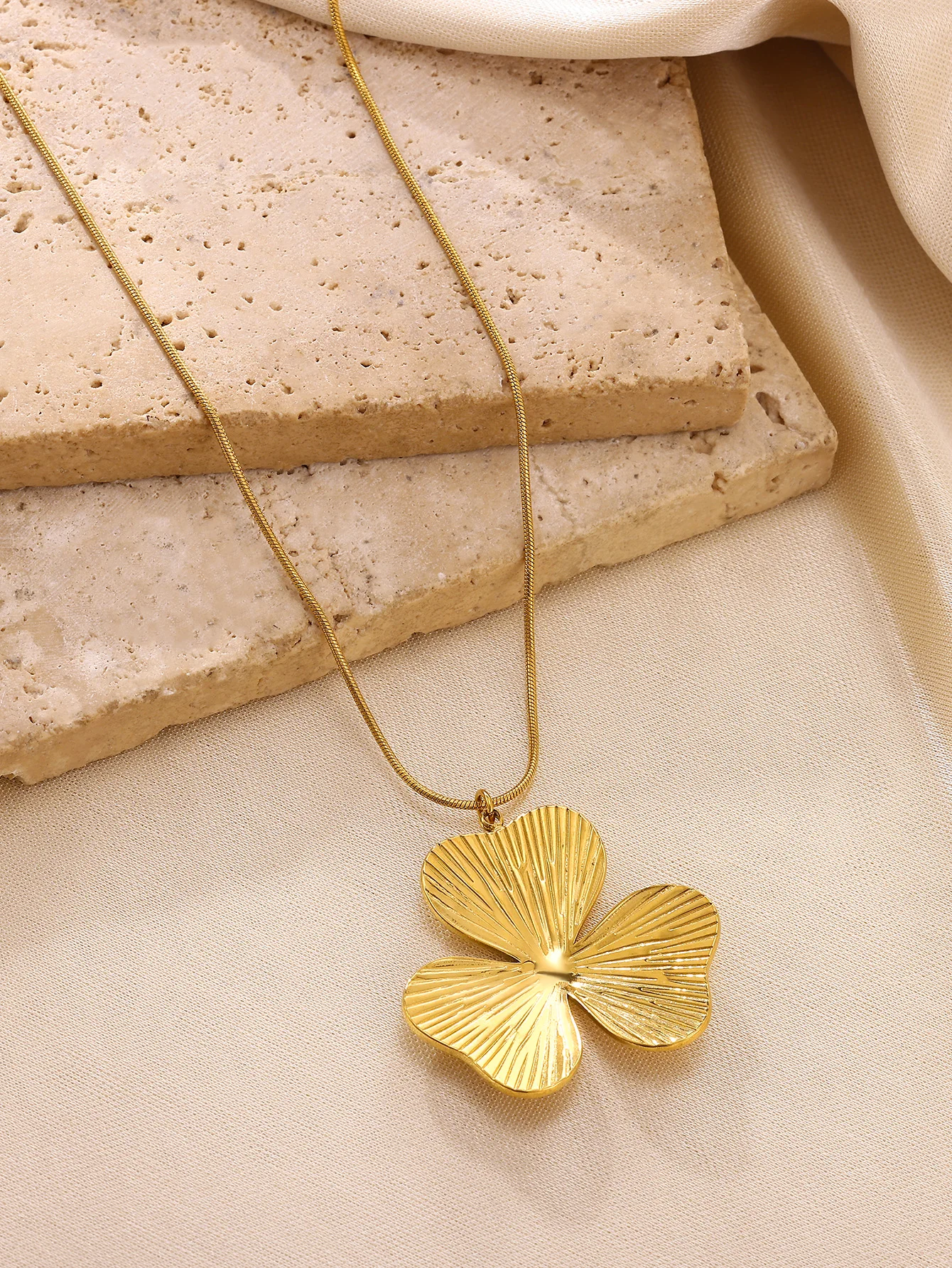 Minimalist Clover Necklaces 18K Gold Plated Stainless Steel Pendant Necklace