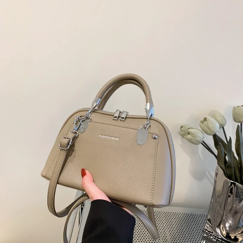 thumbnail image 1 of Bolso de mano de PU sólido con patrón de lichi de lujo ligero 2024, bolsos de hombro decorados con chapa de metal de alta calidad para mujer, 1 of 5