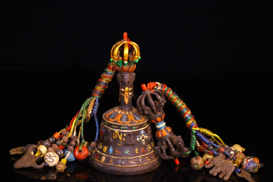 

7"Tibetan Temple Collection Old Bronze Painted Cinnabar Six Word Proverbs Shakyamuni Buddha Bell Vajra Worship Hall Town house