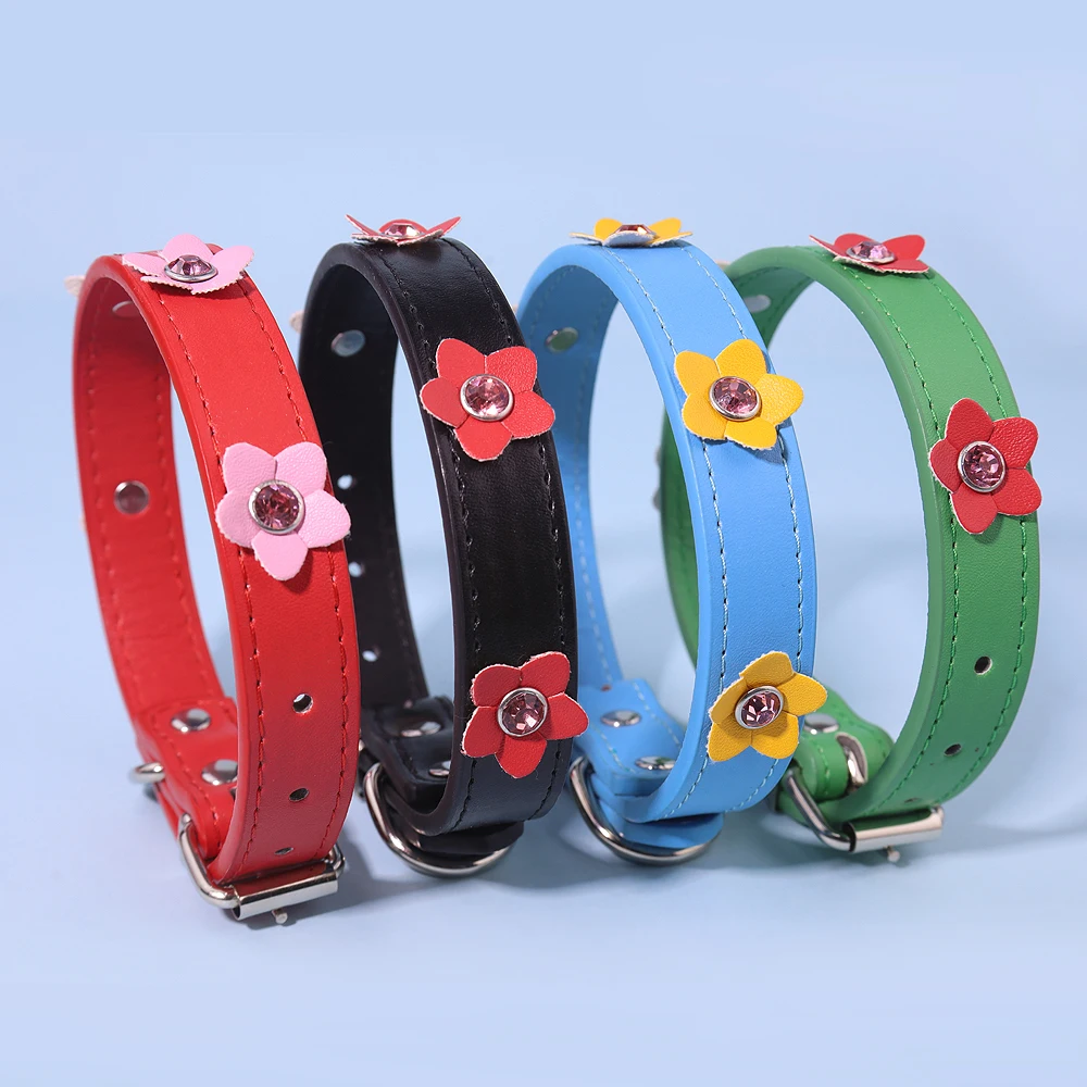 Collier ajustable en cuir PU pour chien/chat, avec doublure rembourrée et détails en strass.