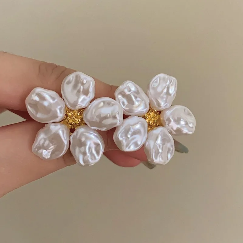 DESIGN - Orecchini grandi a forma di fiore bianchi in metallo con perle sintetiche pendenti