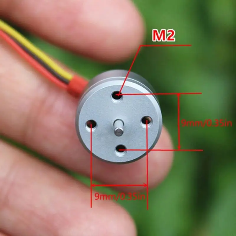 Moteur sans balais 4300KV pour drone de course posé sur une surface, avec câbles de connexion et support de montage.