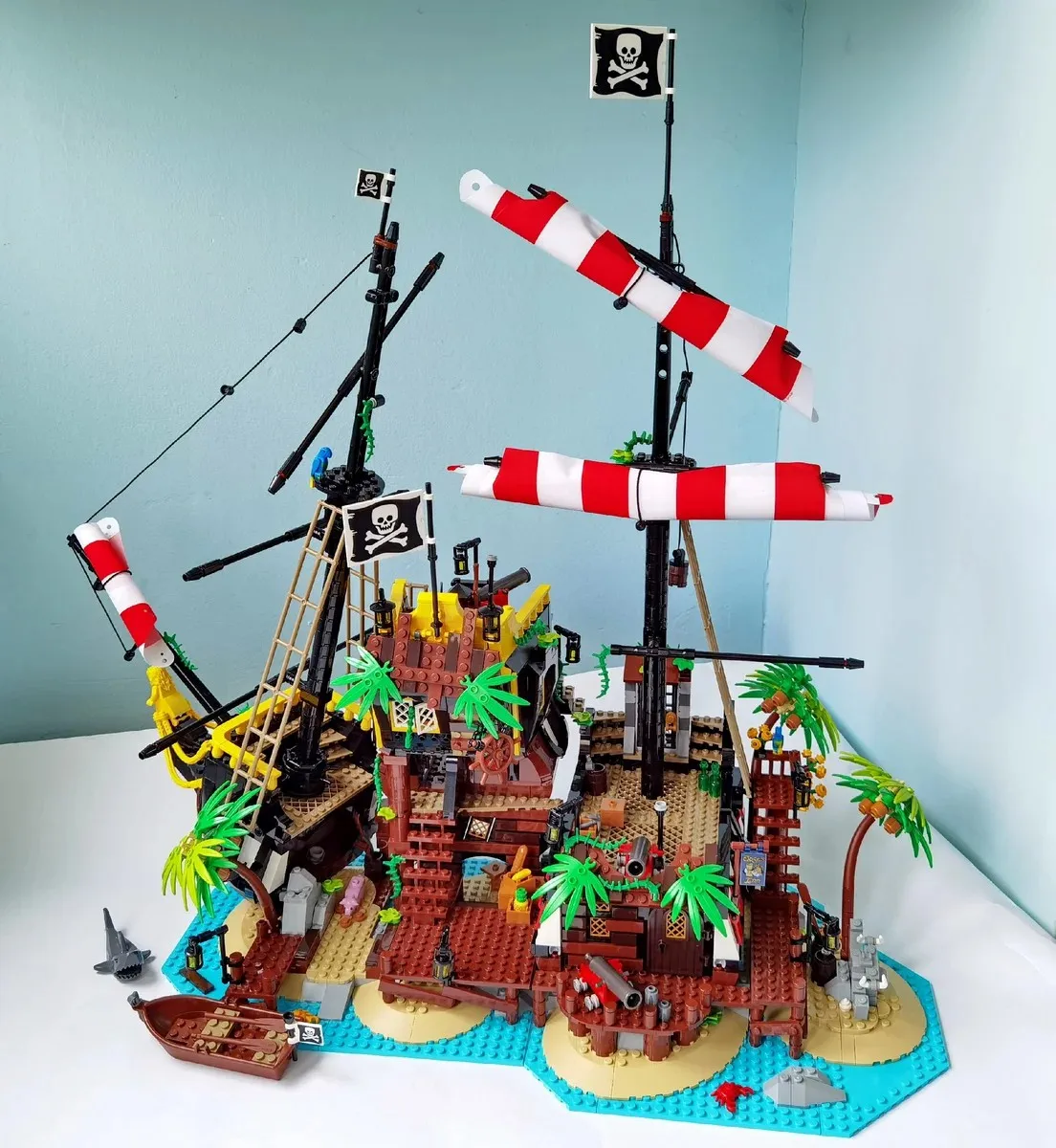 

With 8 MINI Figures 698998 Building Blocks Bricks Kid Birthday Christmas Gifts Compatible 21322 Pirates of Barracuda Bay 2545PCS