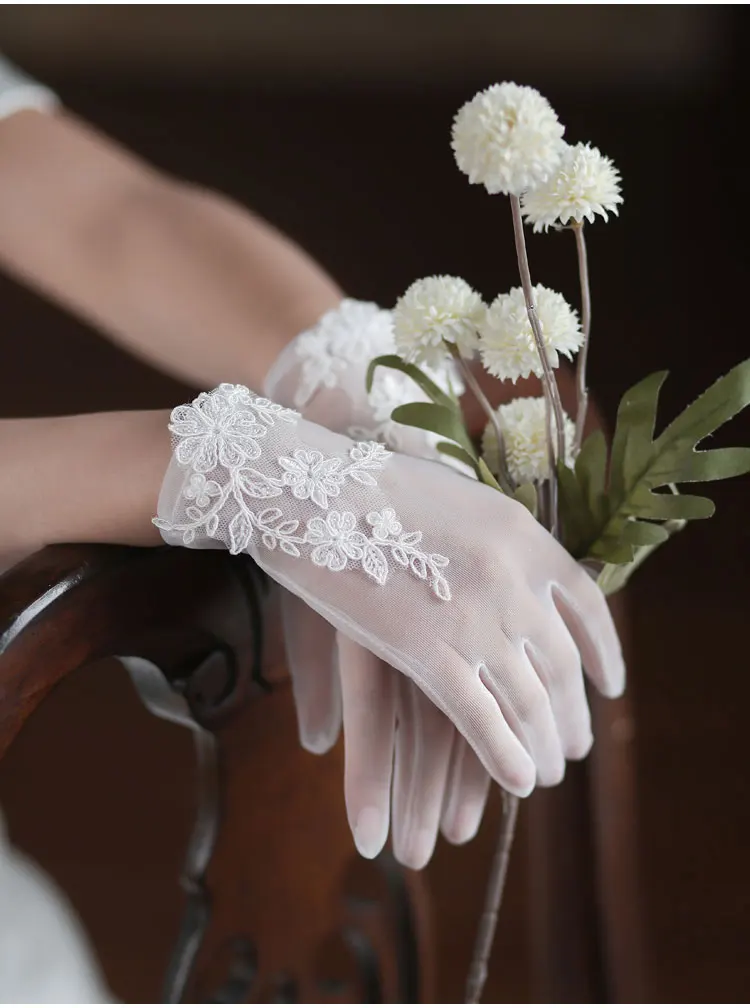 Lace Appliqued Wedding Gloves Bridal White Soft Tulle Short Brides Bridesmaid Gloves Women vestidos de novia