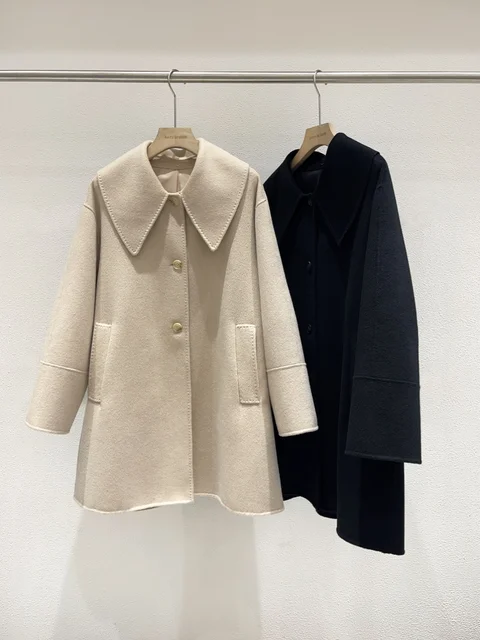 니트 칼라가 장식된 따뜻하고 스타일리시한 양피 오버코트