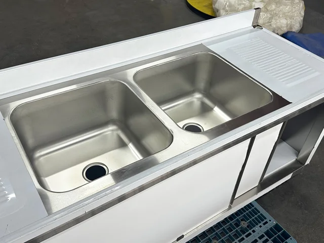 ตู้เก็บของสแตนเลสลดราคาพิเศษ พร้อมอ่างล้างจานสองอ่างและแผ่นกันน้ำกระเด็น พร้อมบานเลื่อน 5