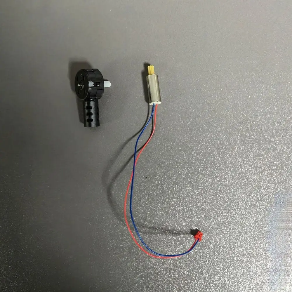 Hélice de drone bleue fixée sur un bras de drone, démontrant la compatibilité avec les modèles standards.