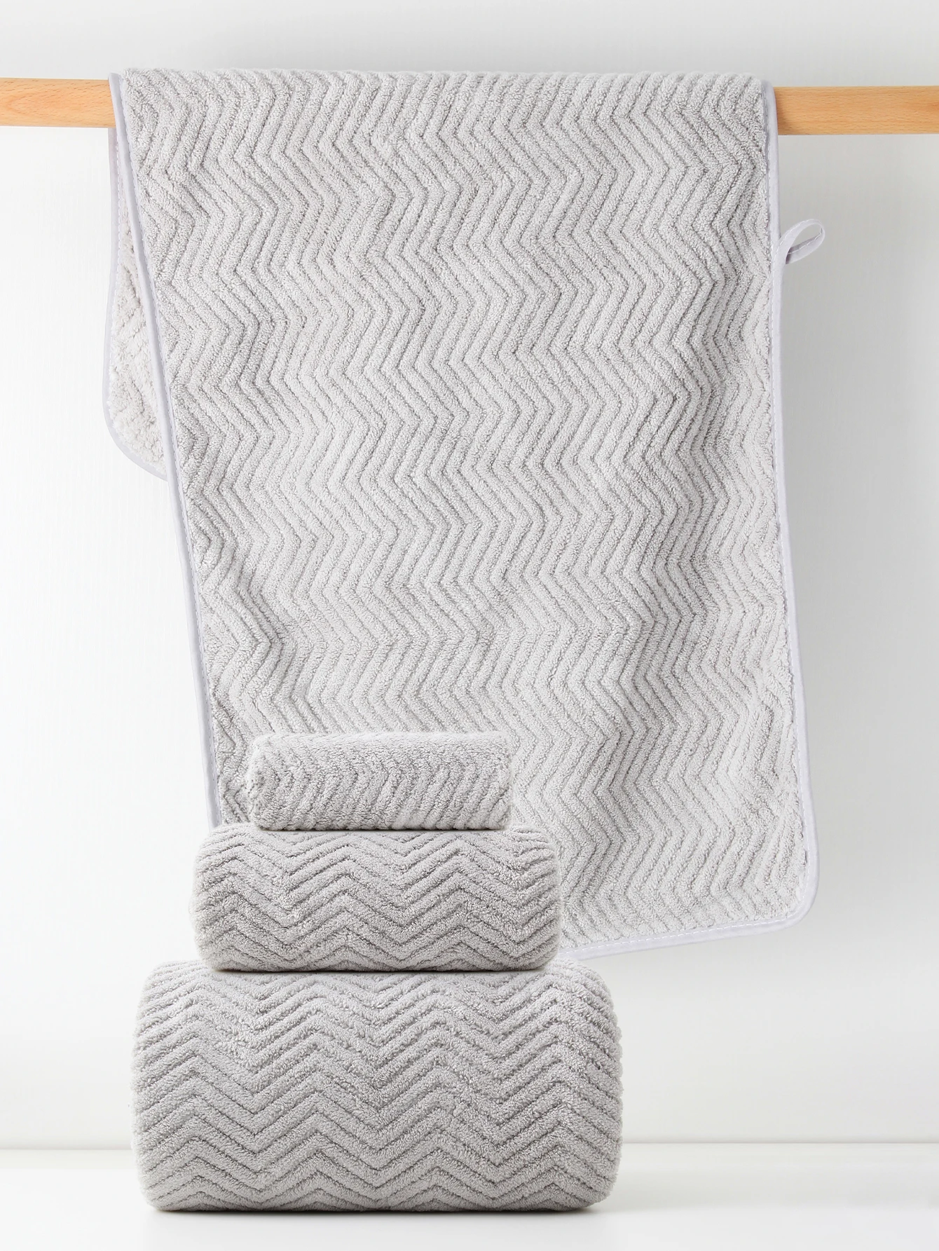 Description Picture 4 of item8-Piece Set [4 Square Towels + 2 Towels + 2 Bath Towels] Coral Velvet Foldable Combination Set, Can Be Used for Bathroom, Bedroom, Hotel, Outing and Other Places