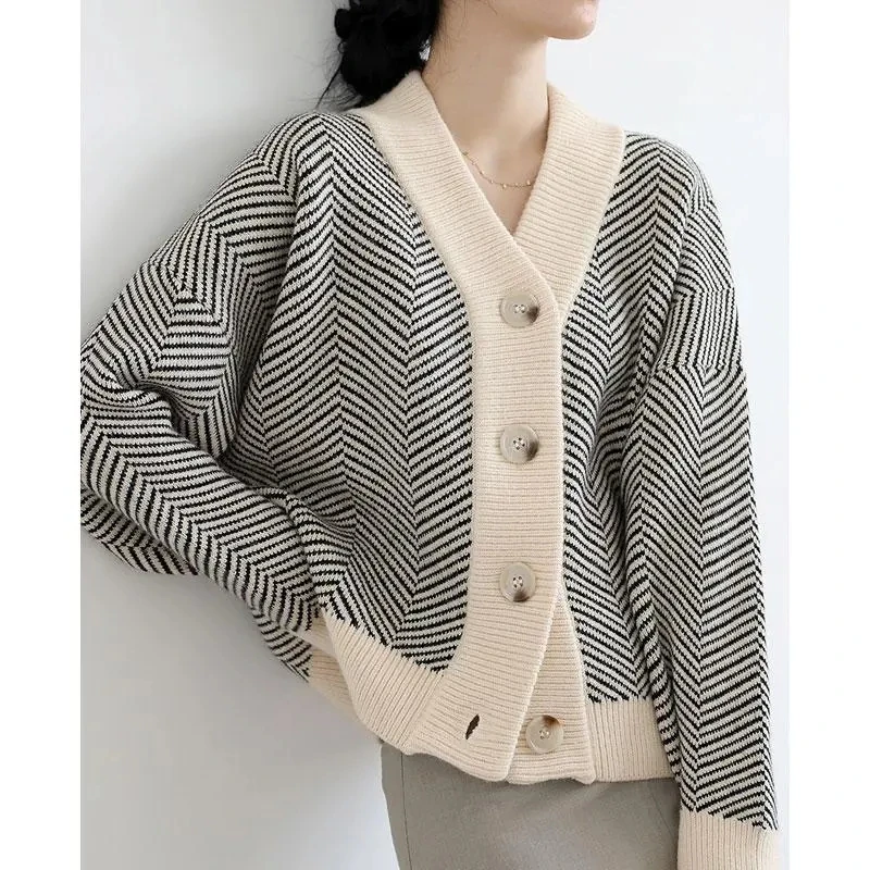 

2024 New Spring Autumn and Winter Vintage V-neck Knitted Stripes Lazy Relaxed Relaxed Thick Versatile Women's Sweater Cardigan