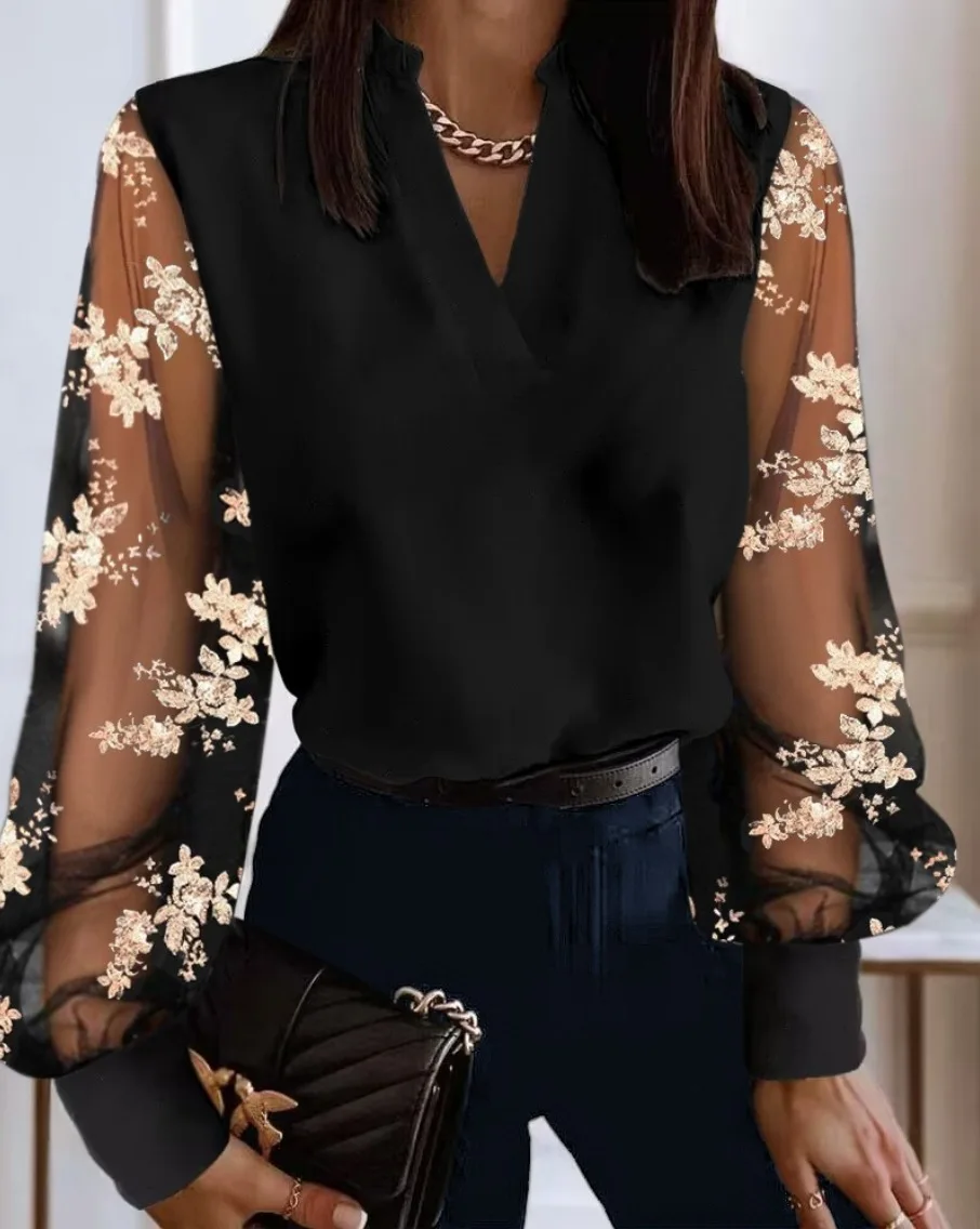 Damenbluse mit V-Ausschnitt, transparenter floraler Spitze, langen Ärmeln und einfarbigem Design für elegante Büro- oder Abendgarderobe.