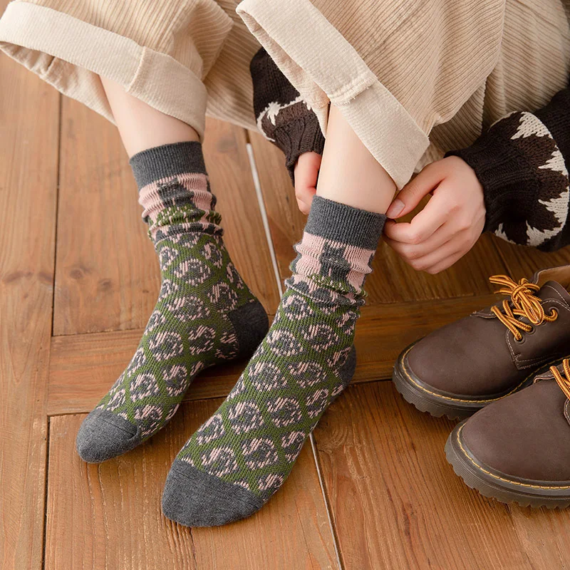 

Women Socks 2021 Autumn New Fashion Cute Cat Retro Happy Socks Mid-Tube High Quality Korean Style Novelty Cartoon Socks Women