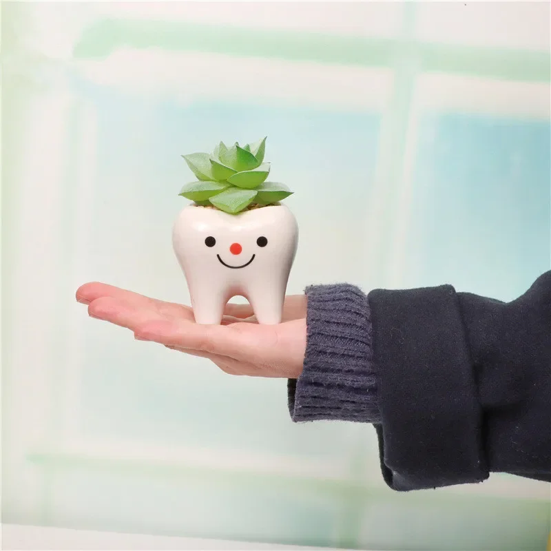Mini Tooth-Shaped Expressive Vase 2