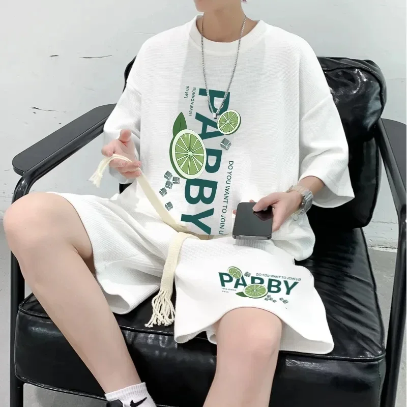 thumbnail image 1 of Conjunto deportivo de dos piezas de manga corta con estampado de gofres para hombre, camiseta con capucha y pantalones cortos, conjunto de 2 piezas a juego para primavera y verano, 1 of 5