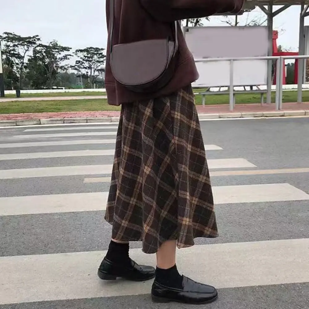 Retro woolen skirt on model