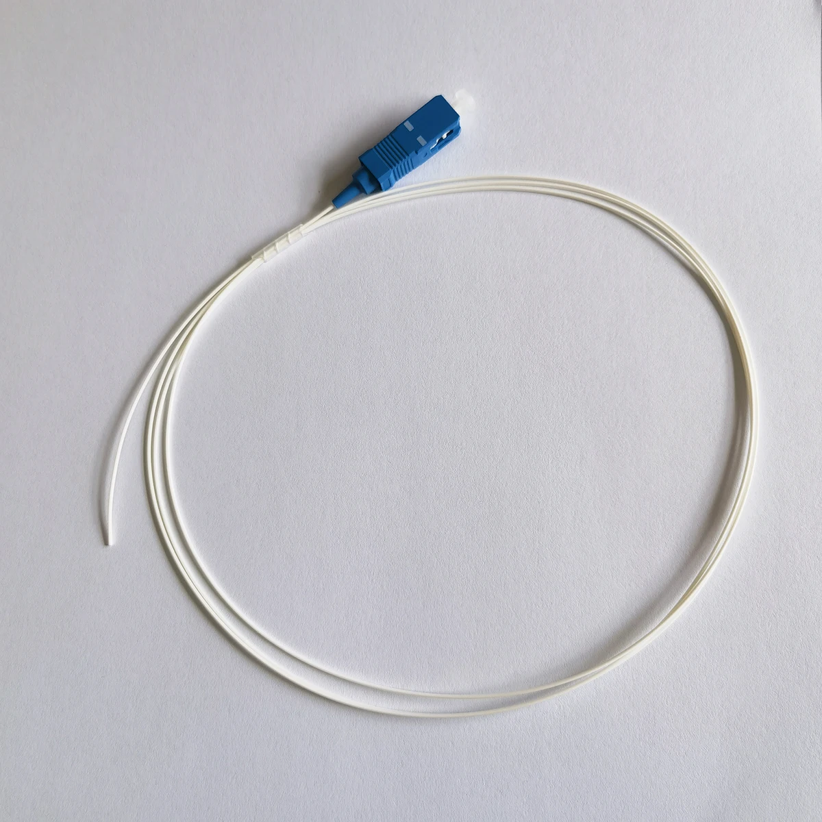 Single-Mode Fiber Pigtail Indoor FTTH Length1.3m SC/UPC Connector 9/125&mu;m G652D 0.9mm Tight er Fiber Optic Cable