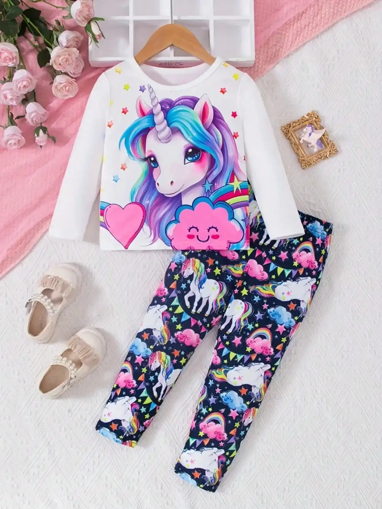 Kinderbekleidungsset mit langärmligem T-Shirt mit Rundhalsausschnitt und Einhorn-Print sowie langen Hosen mit elastischem Bund und Print