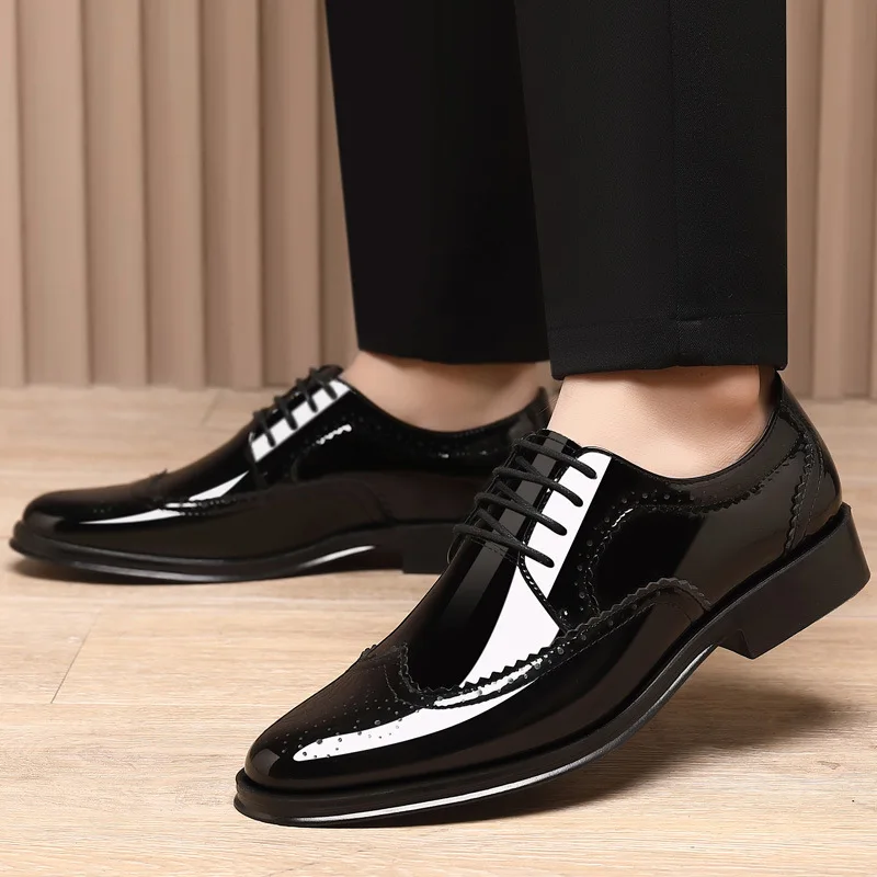 Mens Brogue Shoes Fashion British Style Men Carved Block Dress Shoes Patent Leather Shoes Casual Business New Shiny Formal Men Lace-Up