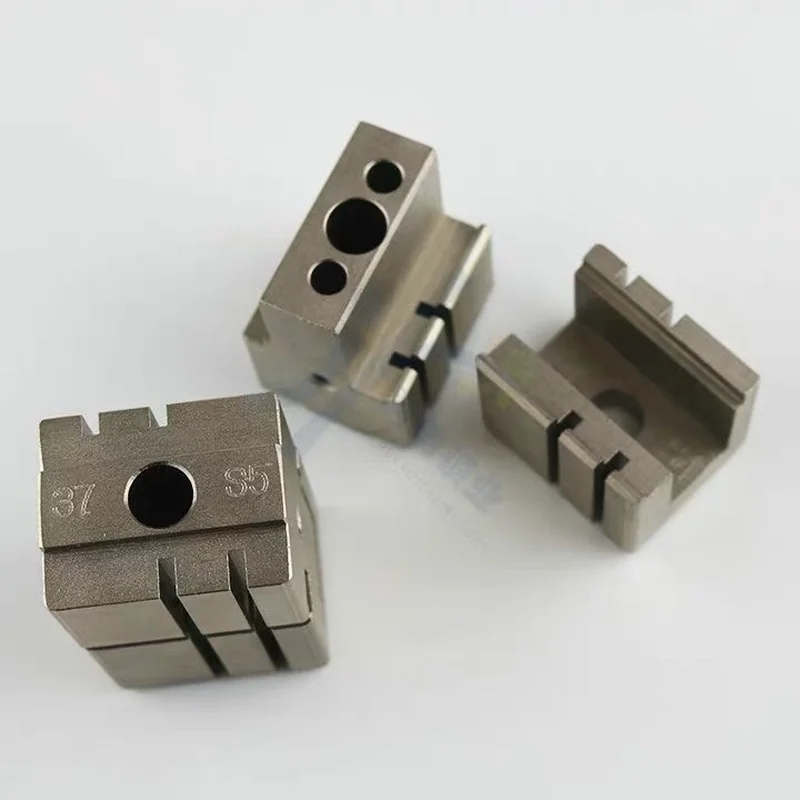 

Clamp for WENXING 218G Q27 219A 283D 201D 100F Horizontal Key Cutting Machines Original Chuck[one Pair]