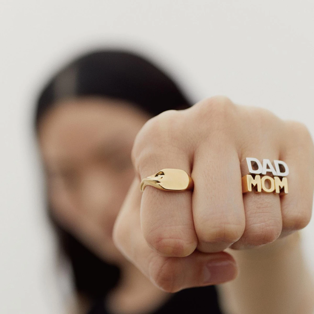 Youthay 편지 MOM 성명 캐스트 가족 편지 반지, 스테인레스 스틸 질감, 골드 컬러, 매력적인 쥬얼리, 18k PVD 도금