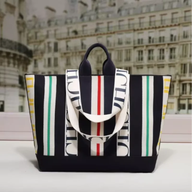 حقيبة كروس كلاسيكية للسيدات من العلامة التجارية CH...