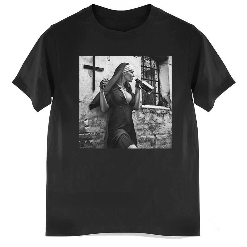 

Футболка мужская с надписью «Nun smoking cross necklace»