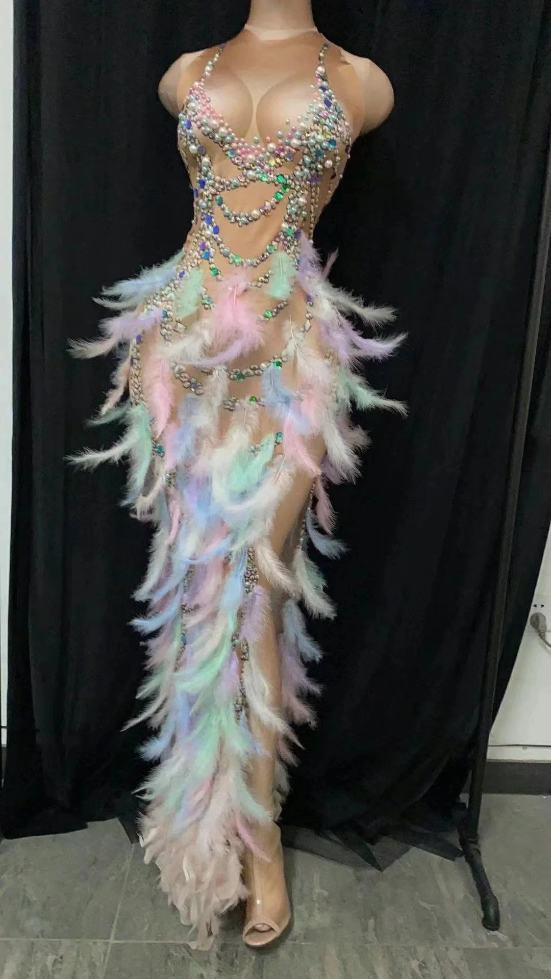 The singer presided over the model's colorful feather rhinestone elastic hip dress evening dress stage adult dress women prom dresses