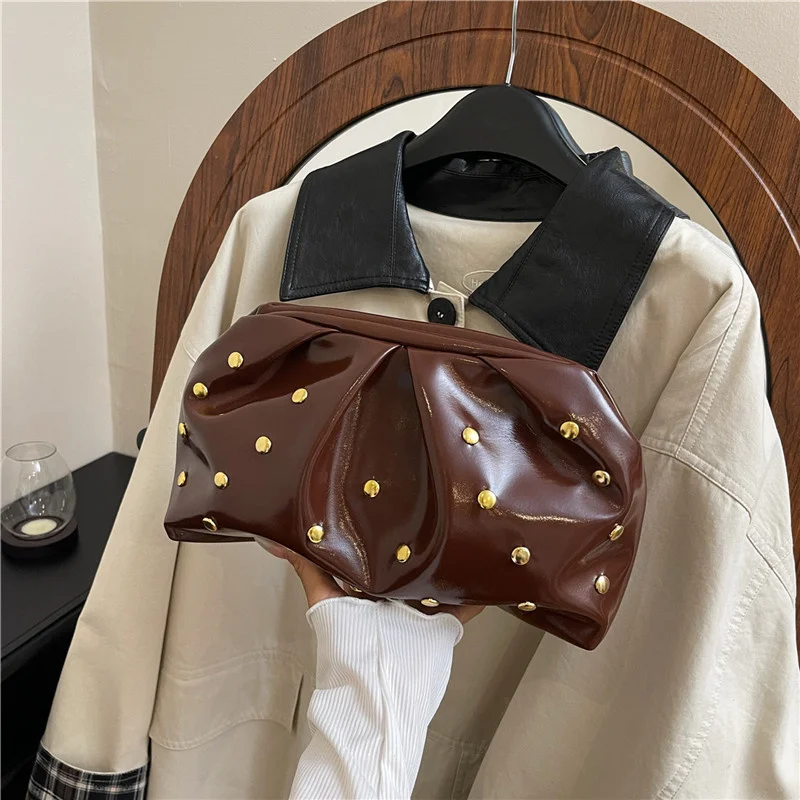 Einfache, vielseitige Abendhandtaschen für Damen, einfarbig, mit Nieten und plissiertem Design, Damen-Clutch, weiche PU-Leder-Geldbörse – Detail 14