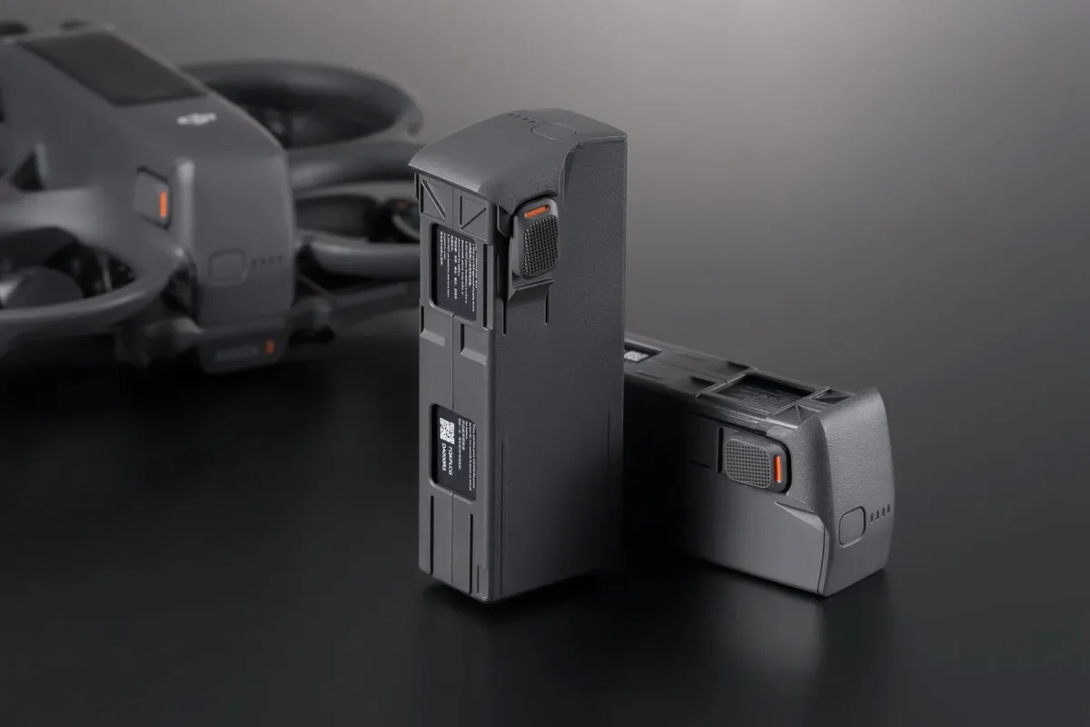 Batterie DJI Avata 2 tenue en main, montrant sa taille compacte et son design robuste.