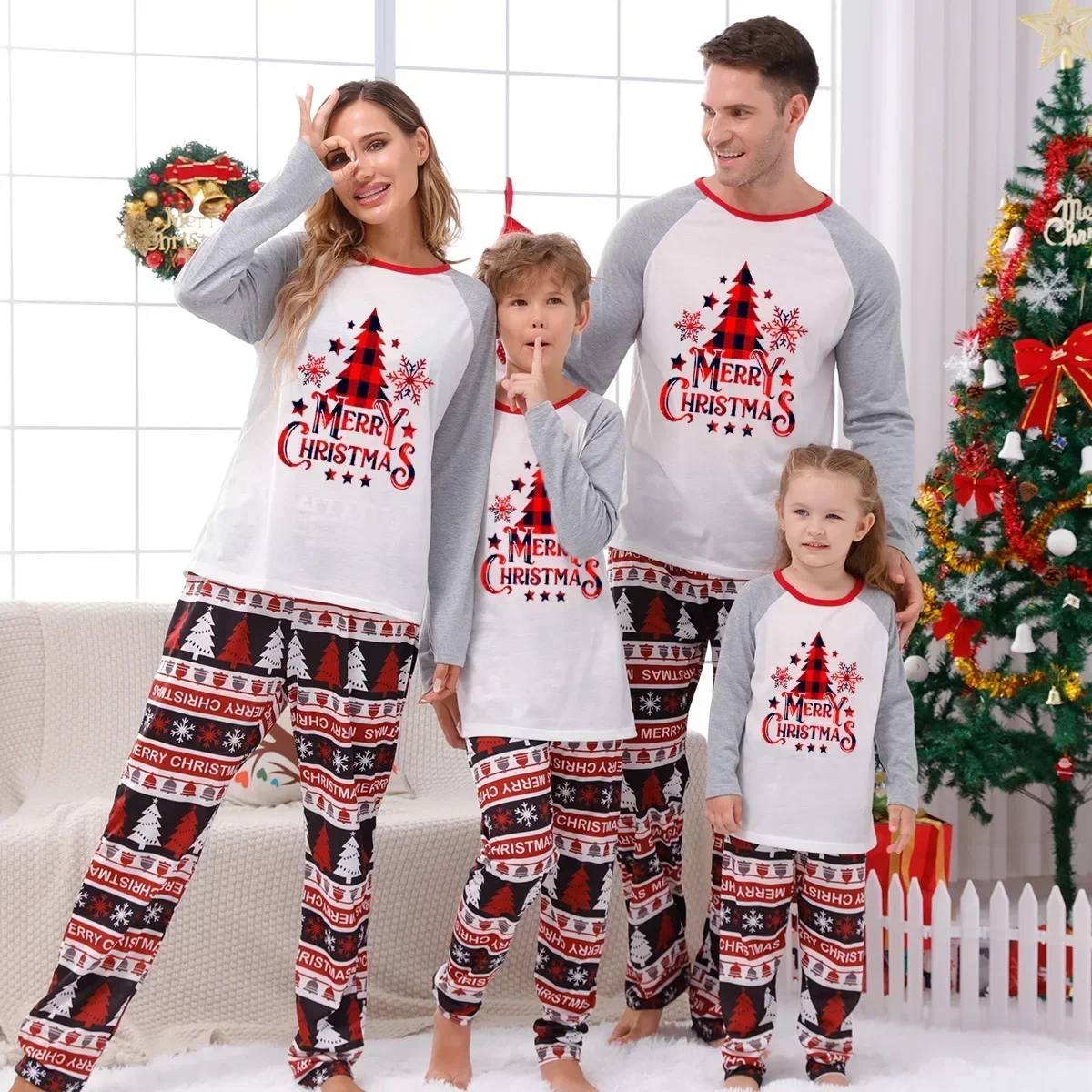 thumbnail image 1 of Conjunto de pijama de 2 piezas con estampado de árbol de Papá Noel para Navidad de 2024, conjunto de pijama para padres e hijos, pijama para bebé, 1 of 5