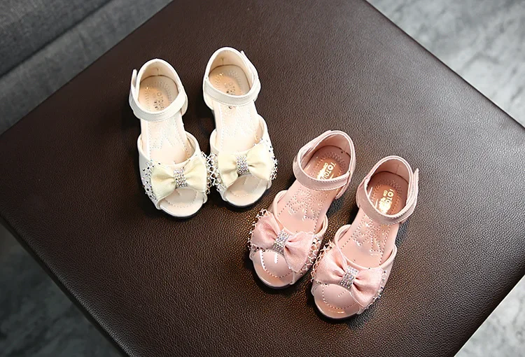 Zapatos de princesa con lazo para niñas, sandalias Peep Top de moda para fiesta, boda, zapatos de cuero para niños con diamantes de imitación de colores