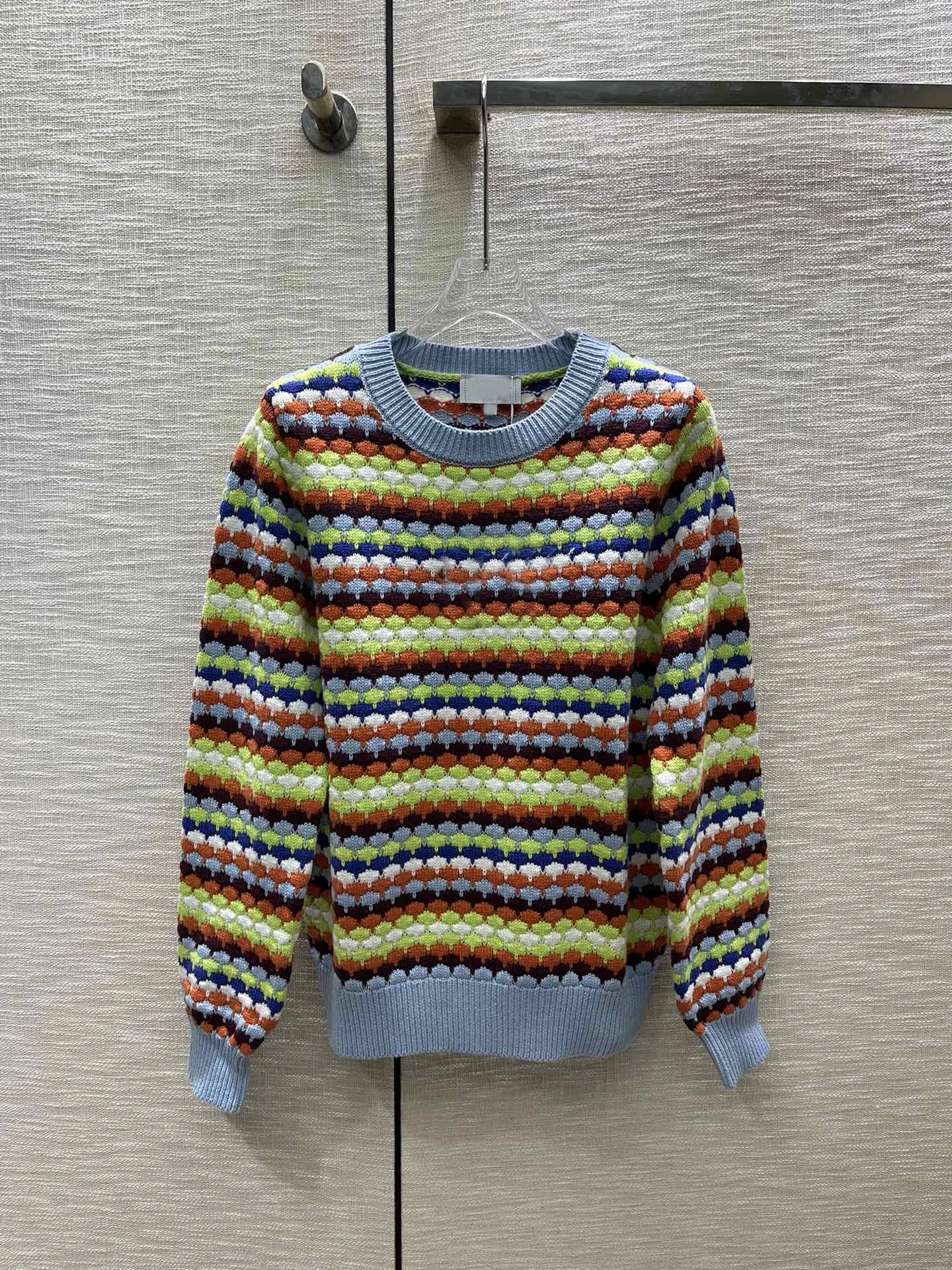 

2023Embroidered rainbow-striped sweater, crew neck slim-fit version of the upper body is slimming and comfortable9.9