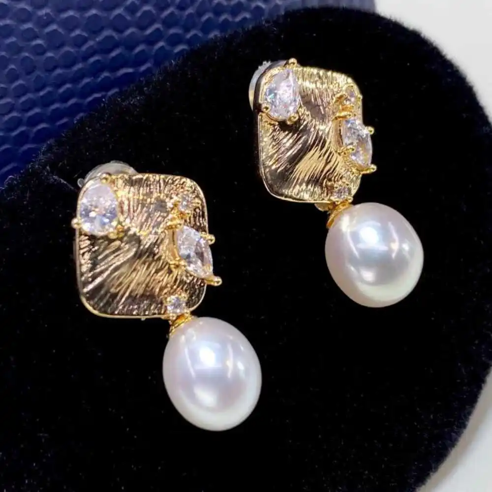 

Подвеска в виде капли с белым пресноводным жемчугом, 18K