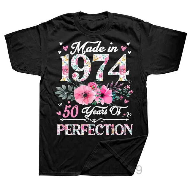 1974년의 빈티지 매력으로 50세 생일을 세련되게 기념하는 티셔츠