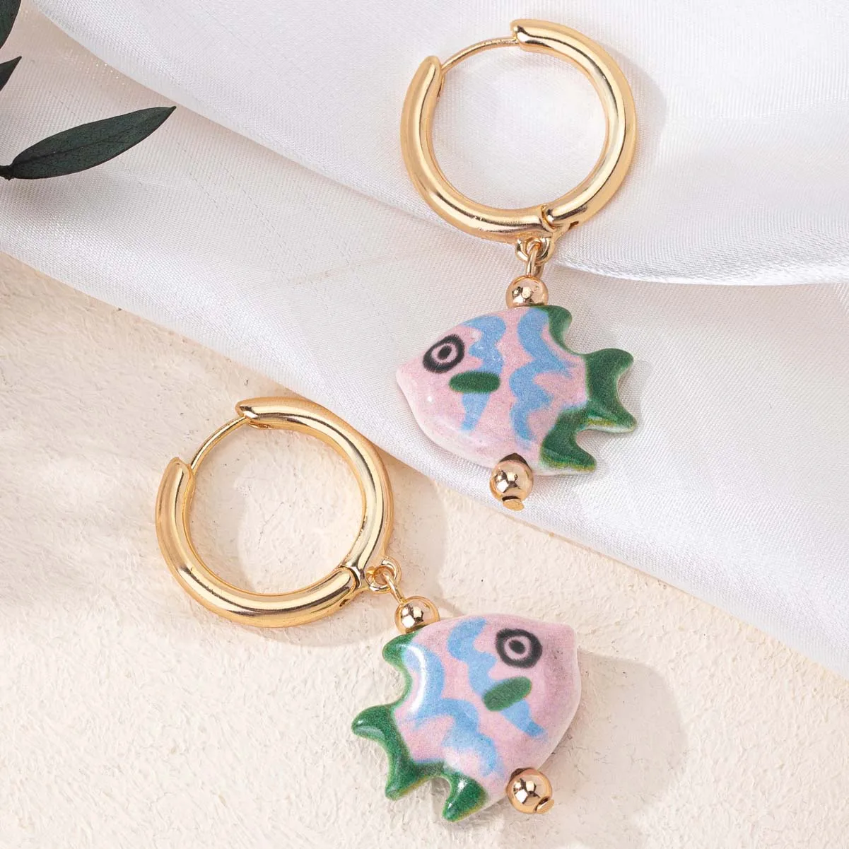 Ceramic Hand-painted Fish Dangle Earrings for Women Multicolour Tropical Fish Gold Color Circle Huggie Ear Hoop Charm Jewelry
