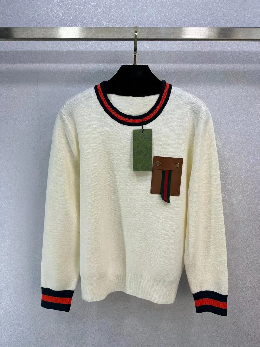 

2024 Early Spring New Fashion Contrast Neckline Pullover Sweater