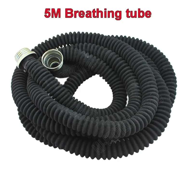 Tuyau de raccordement pour masque à gaz 40mm, longueur 5 mètres, enroulé sur fond blanc.